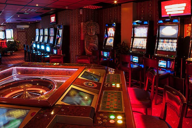 grafikjitu Caribbean Stud Poker hand in progress showing player cards, dealer action, and live chat